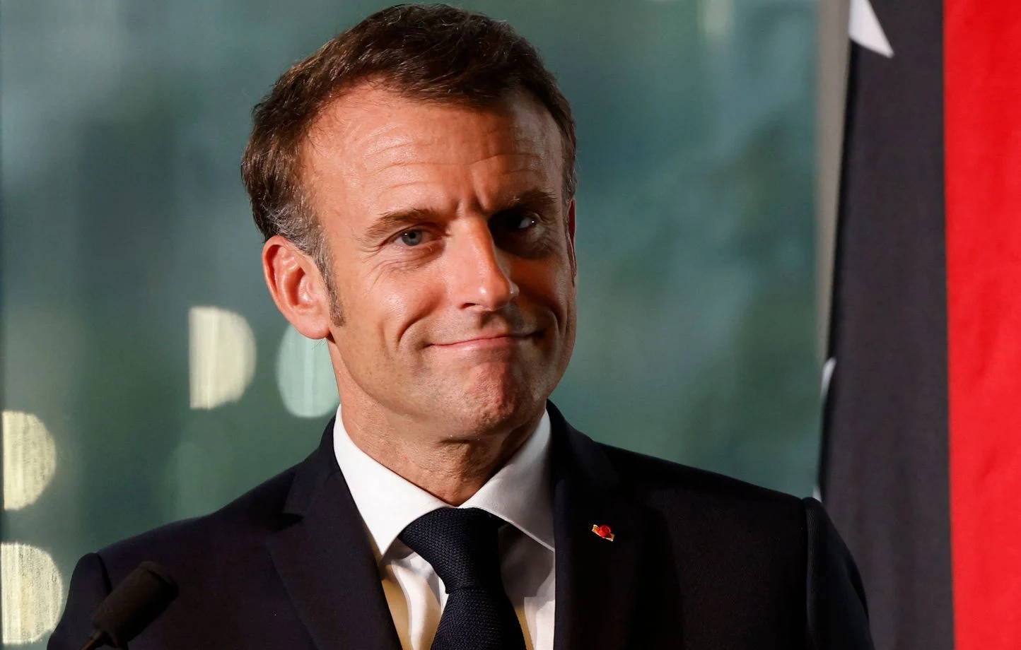 Que mijote Emmanuel Macron derrière ce sourire énigmatique ? - Ludovic MARIN / AFP